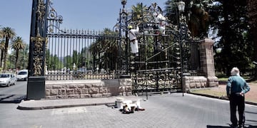 Trabajos de restauración en los portones del parque San Martín en Mendoza.