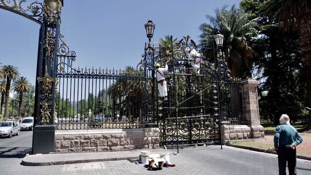 Trabajos de restauración en los portones del parque San Martín en Mendoza.