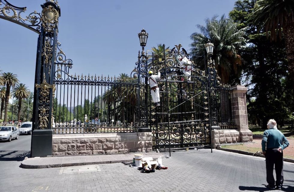 A días de cumplir 125 años, restauran los portones del parque General San Martín