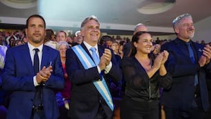 Celebración por el 25 de Mayo. El intendente de Alta Gracia, Marcos Torres, junto al gobernador Martín Llaryora, y la vicegobernadora, Myrian Prunotto.