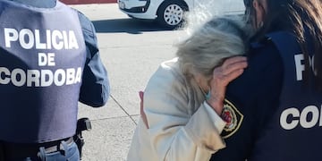 La mujer se abrazó a los policías después del robo millonario que sufrió.
