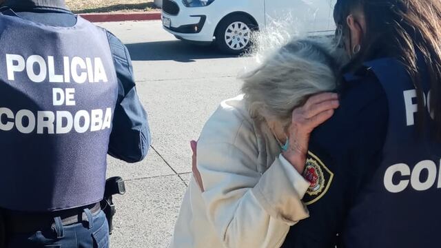 La mujer se abrazó a los policías después del robo millonario que sufrió.