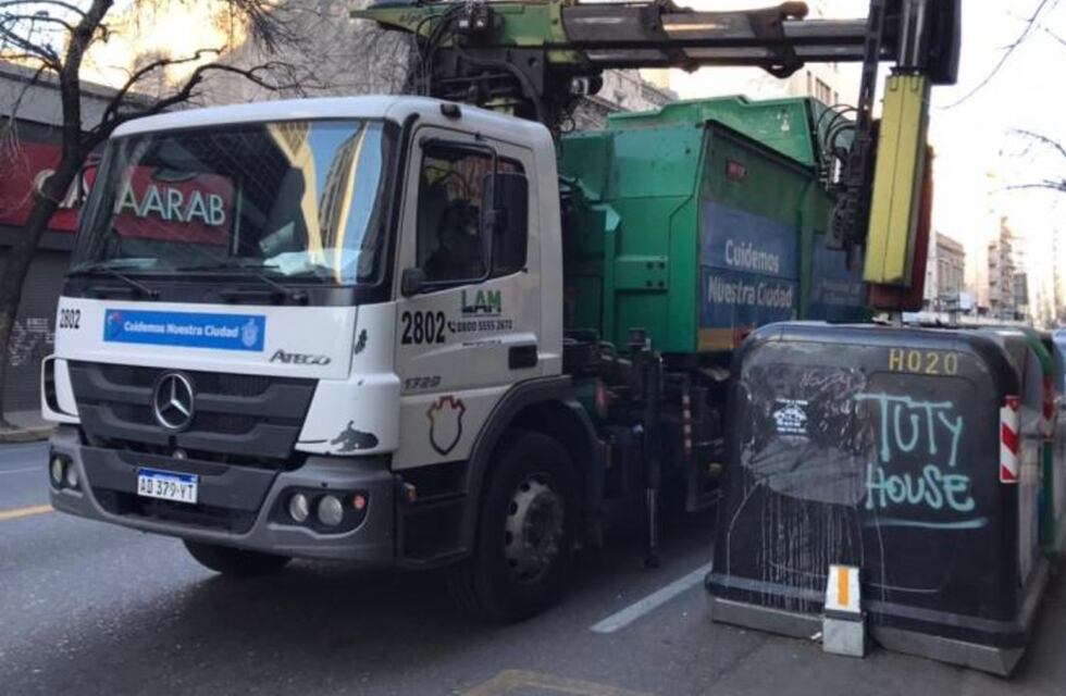 Córdoba: dormía en un contenedor de basura y casi lo aplasta el camión recolector