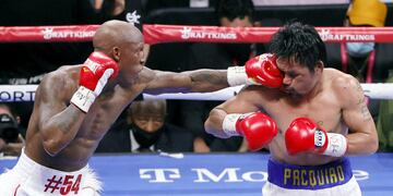Los duros golpes de Yordenis Ugás dejaron su huella en el rostro de Manny Pacquiao.