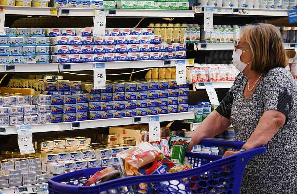 Según el Indec, desde que asumió Alberto Fernández se duplicó el precio de la canasta básica alimentaria