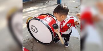 Ivael, el niño correntino fanático de River se volvió viral por su vestimenta.