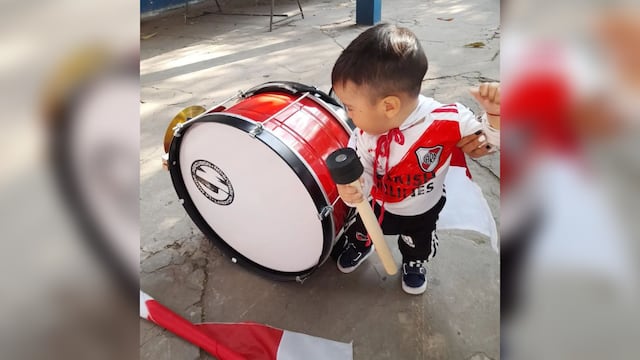 Ivael, el niño correntino fanático de River se volvió viral por su vestimenta.