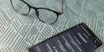 ¿No son privadas? Revelaron cómo se pueden ver las conversaciones de otras personas con ChatGPT. (Xataca)