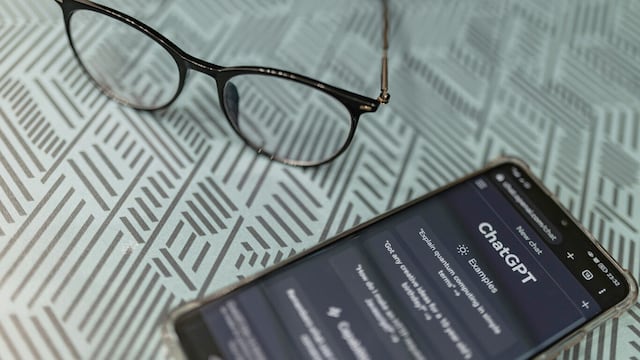 ¿No son privadas? Revelaron cómo se pueden ver las conversaciones de otras personas con ChatGPT. (Xataca)