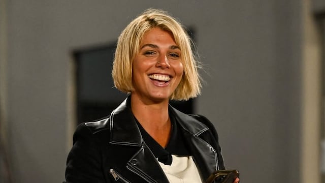 Sara Sklate, la periodista de River Plate, desató pasiones en microbikini desde las playas de Grecia