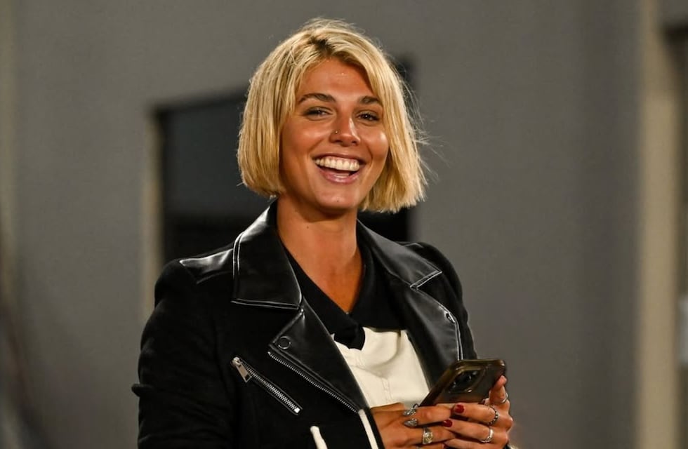 Sara Sklate, la periodista de River Plate, desató pasiones en microbikini desde las playas de Grecia