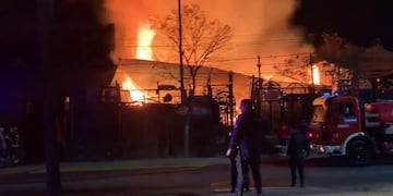 Fuerte explosión en una fábrica del polígono industrial de Ezeiza. (Infobae)