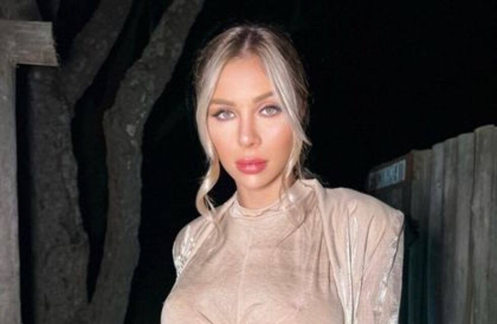 En crop top blanco y pantalón tiro bajo con aberturas, Romina Malaspina deslumbró en el Lollapalooza