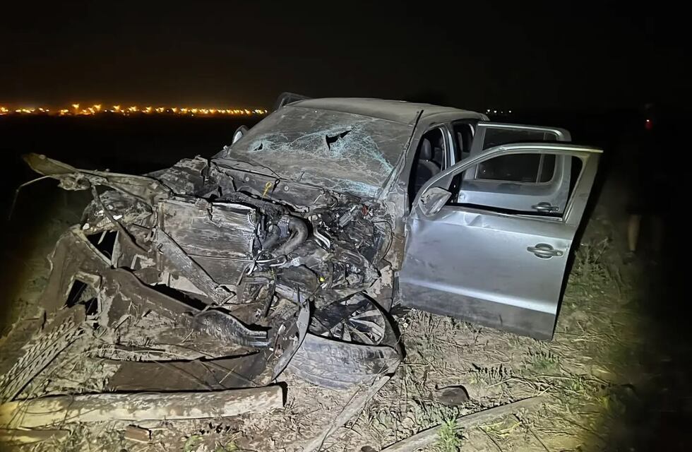 Arroyito: una camioneta impactó contra una rienda de una torre de Telecom y esta se desplomó