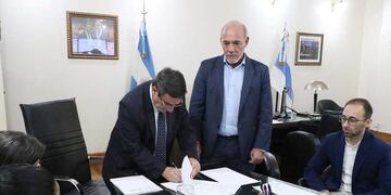 Luis Medina Ruiz y Ernesto Iramain lideran la firma del convenio, para mejorar la atención médica.