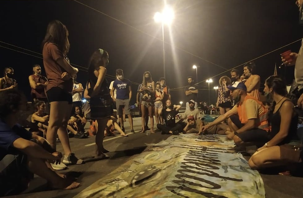 Ambientalistas acamparon sobre el puente a Victoria por la ley de humedales
