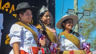 La nueva paisana nacional Brenda Zerpa, al centro, acompañada por Bárbara Contreras (izquierda) y María Fernanda Díaz, elegidas a su vez donosas nacionales.