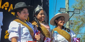 La nueva paisana nacional Brenda Zerpa, al centro, acompañada por Bárbara Contreras (izquierda) y María Fernanda Díaz, elegidas a su vez donosas nacionales.