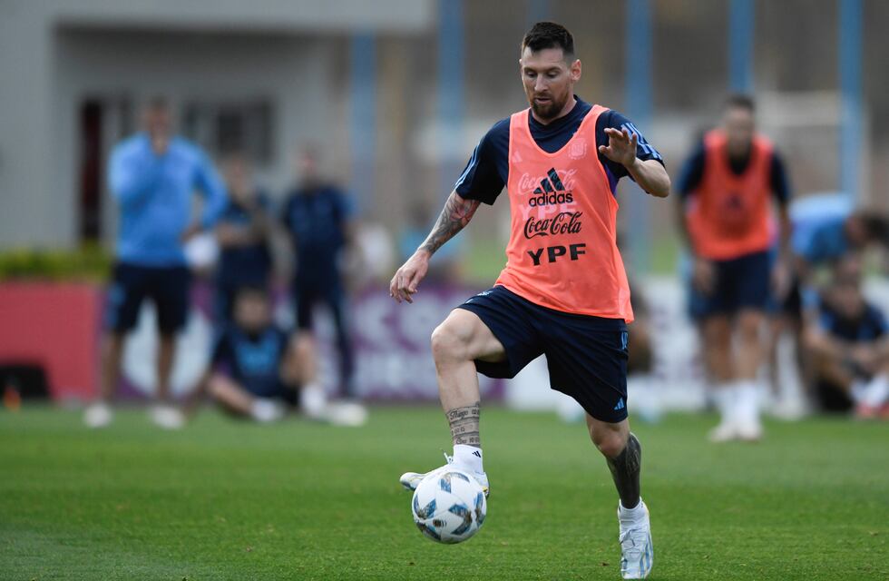 Lionel Messi entrenó a pleno con la Selección Argentina y todo indica que jugaría ante Paraguay