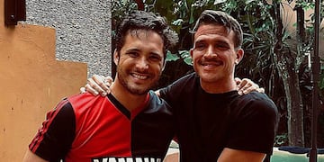 El intérprete le obsequió la casaca rojinegra a Diego Boneta.