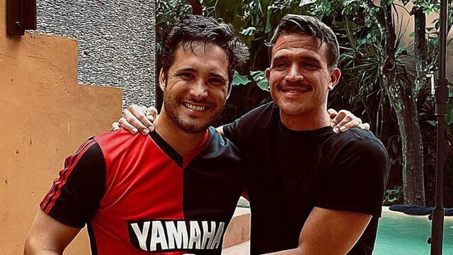 Juan Ignacio Cane y Diego Boneta con la camiseta de Newell's