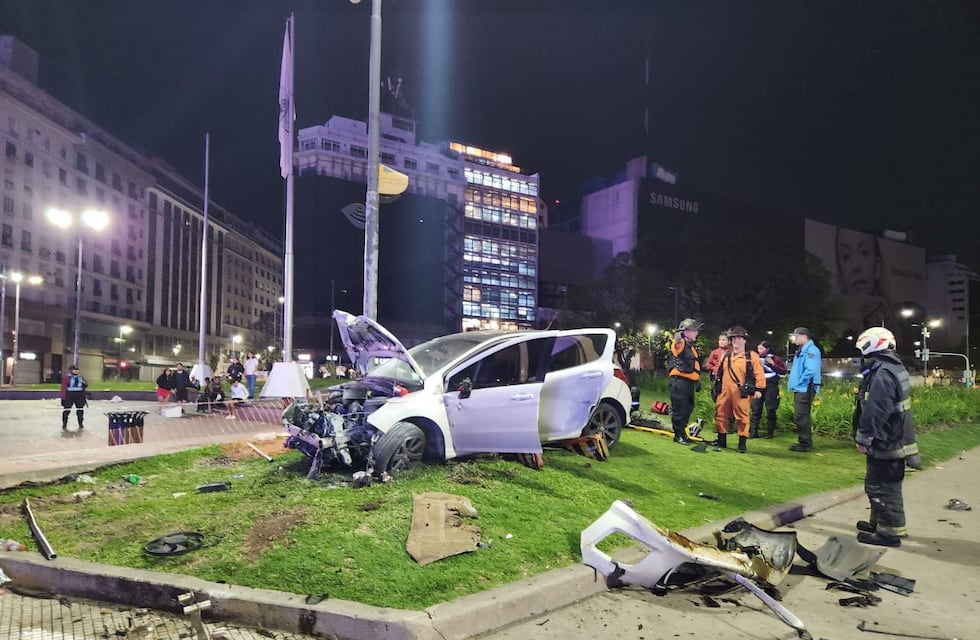 Impactante accidente en el Obelisco: así fue cómo un auto perdió el control, chocó y se prendió fuego