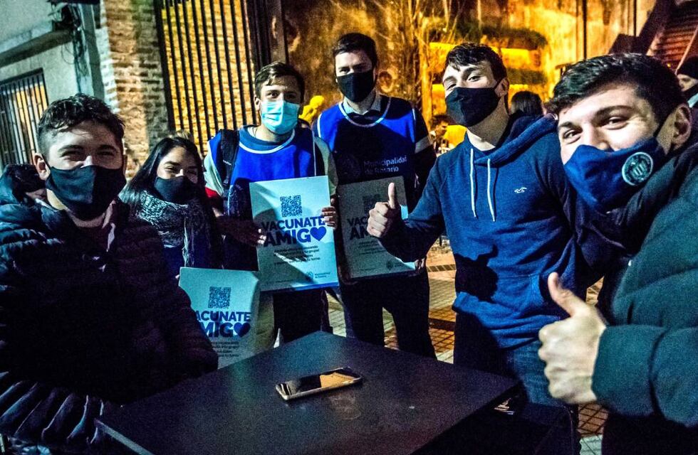 Recorren bares rosarinos incentivando a jóvenes a que se vacunen contra el coronavirus