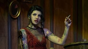 Cazzu presenta “Latinaje: la novela”, una historia que mezcla drama y romance y profundiza en su personaje de La Jefa