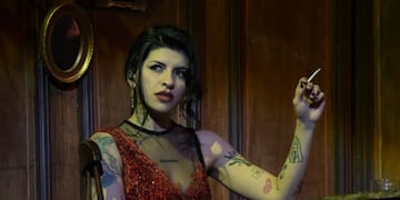 Cazzu presenta “Latinaje: la novela”, una historia que mezcla drama y romance y profundiza en su personaje de La Jefa