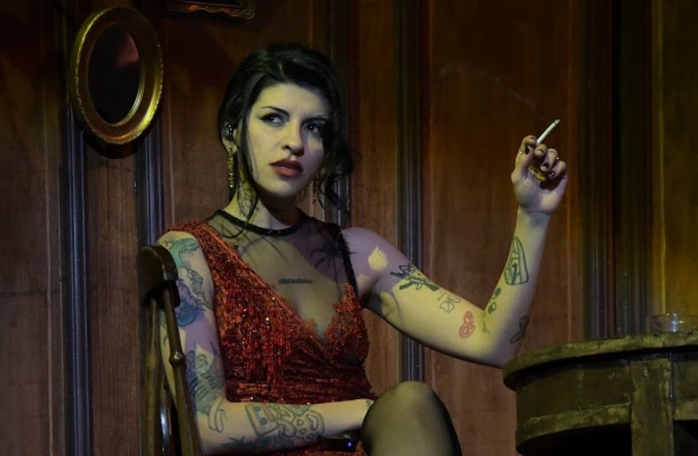 Cazzu presenta “Latinaje: la novela”, una historia que mezcla drama y romance y profundiza en su personaje de La Jefa