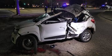 El Renault Kwid quedó destrozado sobre la Avenida de los Trabajadores.