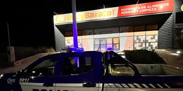 Río Cuarto: la Polícia frente al supermercado Muy Barato, que fue atacado por ladrones (La Voz).