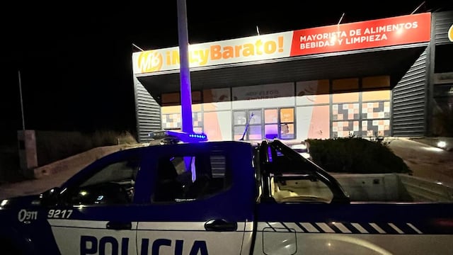 Río Cuarto: la Polícia frente al supermercado Muy Barato, que fue atacado por ladrones (La Voz).