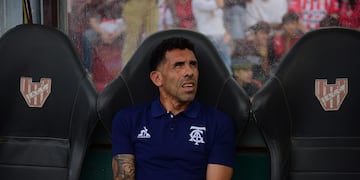 Con línea de cuatro o de cinco. ¿Un cambio o más? Carlos Tevez quiere dar un zarpazo con Talleres en la Bombonera.