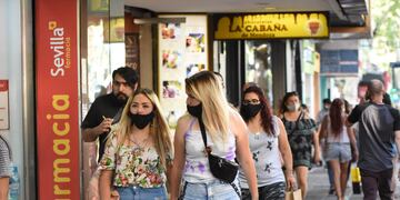 Gente en el centro de Mendoza.