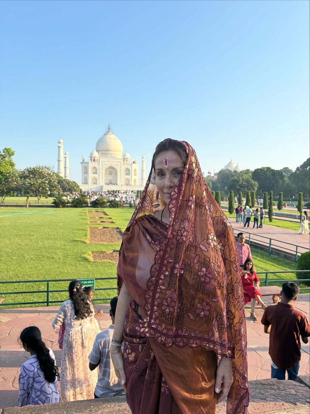 Desde la India, a sus 57 años, Viviana Saccone marcó tendencia con una túnica en tonos tierra y detalles de brillos