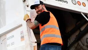 El mandatario prometió mejoras salariales a trabajadores municipales de limpieza.