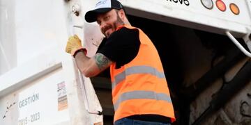 El mandatario prometió mejoras salariales a trabajadores municipales de limpieza.