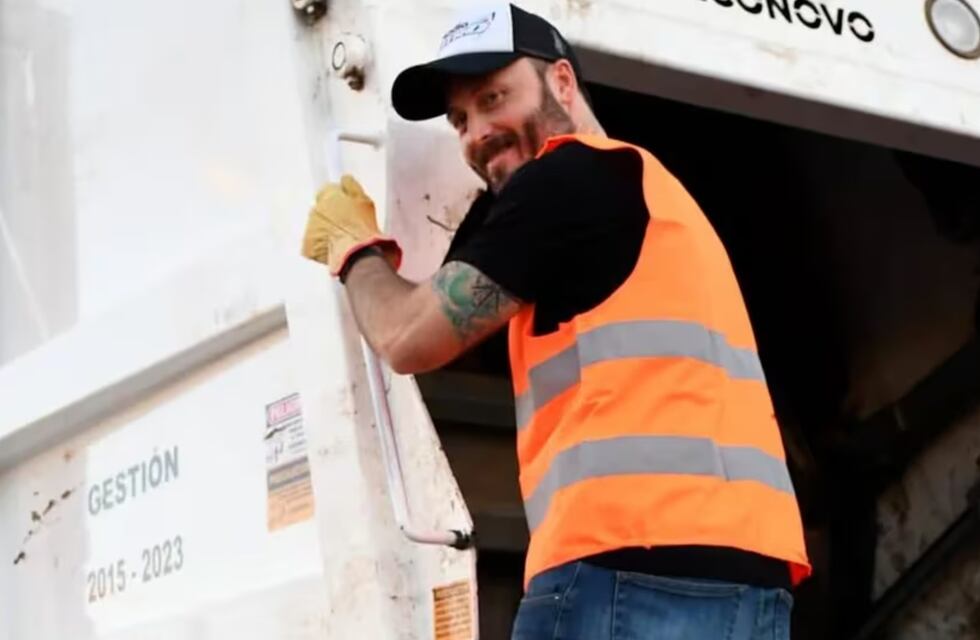 Inédito: con guantes y chaleco refractario Azcué colaboró en la recolección de basura
