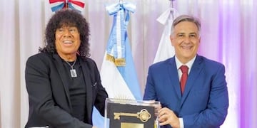 La Mona Jiménez y el intendente Martín Llaryora, en el acto de entrega de las llaves de la ciudad (Municipalidad de Córdoba).
