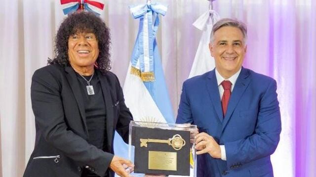 La Mona Jiménez y el intendente Martín Llaryora, en el acto de entrega de las llaves de la ciudad (Municipalidad de Córdoba).