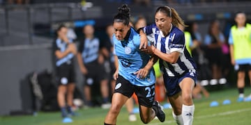 Belgrano vs Talleres en el clásico por la primera fecha de la liga de Fútbol femenino en Alberdi. Foto Javier Ferreyra