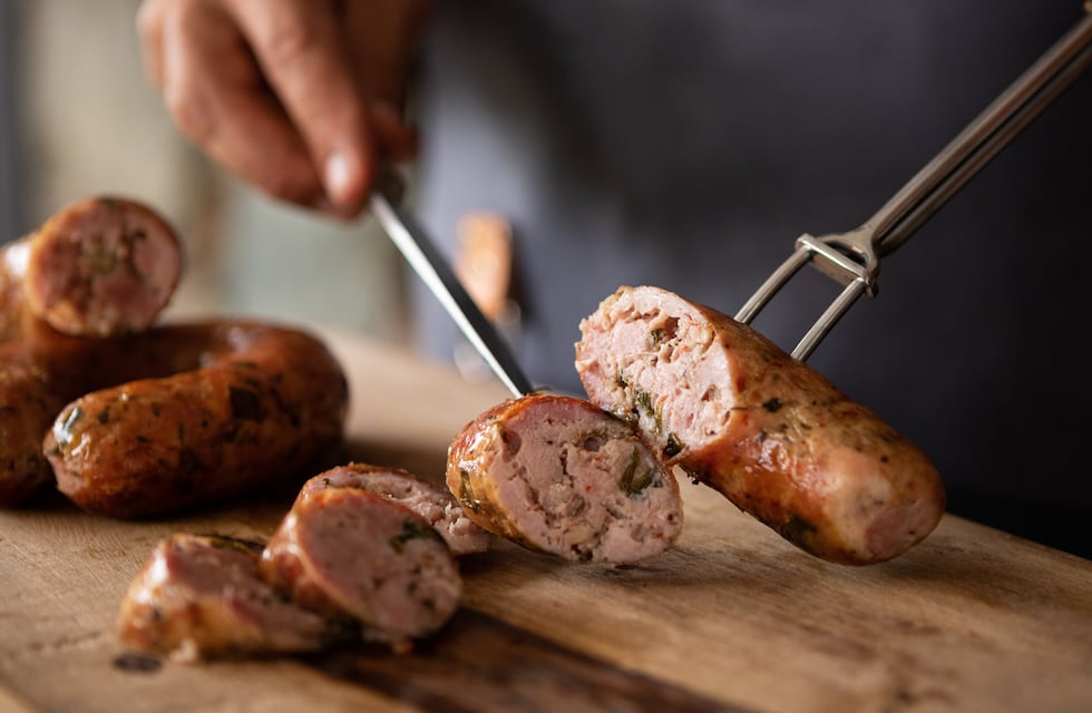 Con una botella de plástico: cómo hacer chorizos caseros con solo 4 ingredientes