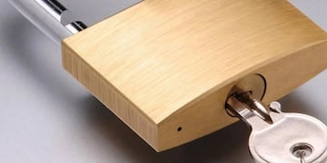 Lo que nadie sabía: para qué sirve el agujero pequeño de los candados