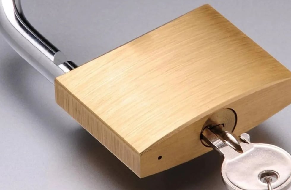 Lo que nadie sabía: para qué sirve el agujero pequeño de los candados