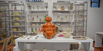 Por primera vez, los artesanos aborígenes tienen su propio stand en el Mercado Artesanal.