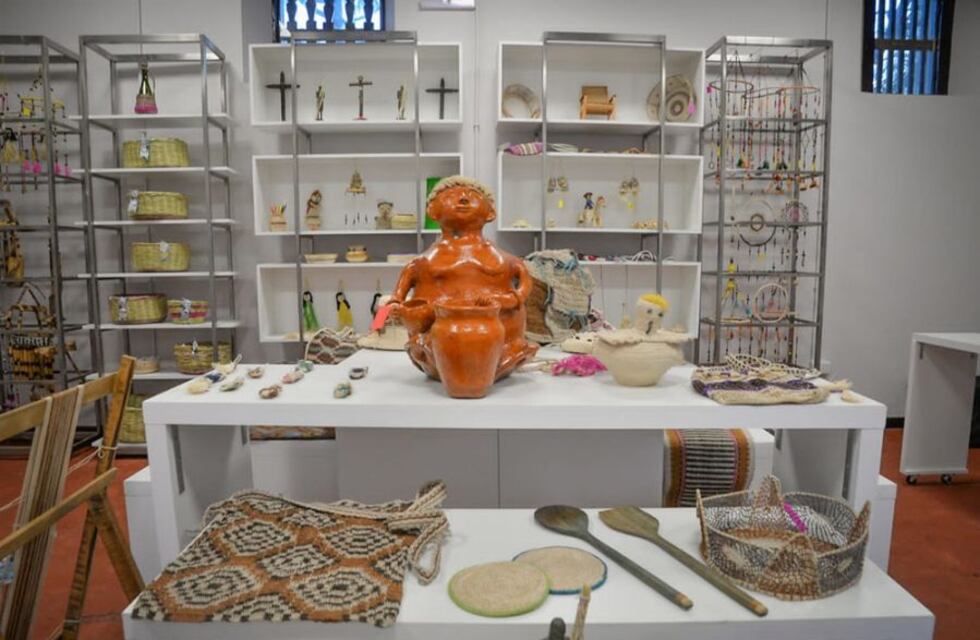 Artesanos aborígenes de Salta venden sus productos en el Mercado Artesanal