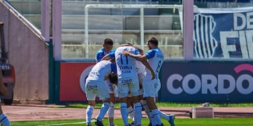 El carrilero colombiano marcó de derecha el 1 a 0 del Tomba ante la T