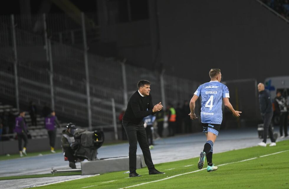 Belgrano: Juan Cruz Real y el aguante con uno menos; y la insólita situación del DT rival