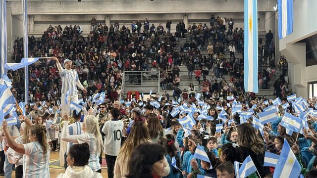 Emotivo compromiso a la Bandera Argentina en el Estadio Arena
Más de 800 niños, familias y docentes participaron del acto encabezado por el Intendente Esteban Avilés.